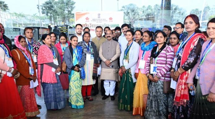 उप मुख्यमंत्री अरुण साव ने विशेष अतिथि के रूप में नई दिल्ली में गणतंत्र दिवस परेड देखने जा रहीं स्वच्छता दीदियों को झंडी दिखाकर किया रवाना