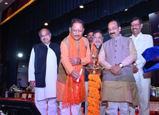 मुख्यमंत्री विष्णु देव साय राजधानी रायपुर में आयोजित राष्ट्रीय सड़क सुरक्षा लघु फिल्म महोत्सव स्थल में पहुंचे