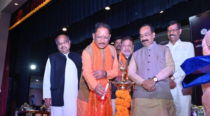 मुख्यमंत्री विष्णु देव साय राजधानी रायपुर में आयोजित राष्ट्रीय सड़क सुरक्षा लघु फिल्म महोत्सव स्थल में पहुंचे