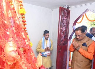 मुख्यमंत्री श्री साय ने बेमेतरा जिले के ग्राम ग्राम ढनढनी स्थित जूनी माता मंदिर में पूजा अर्चना की