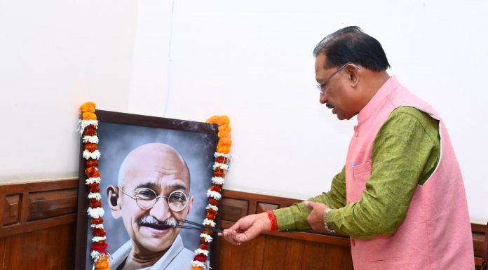 मुख्यमंत्री विष्णु देव साय ने राष्ट्रपिता महात्मा गांधी की पुण्यतिथि पर उन्हें किया नमन