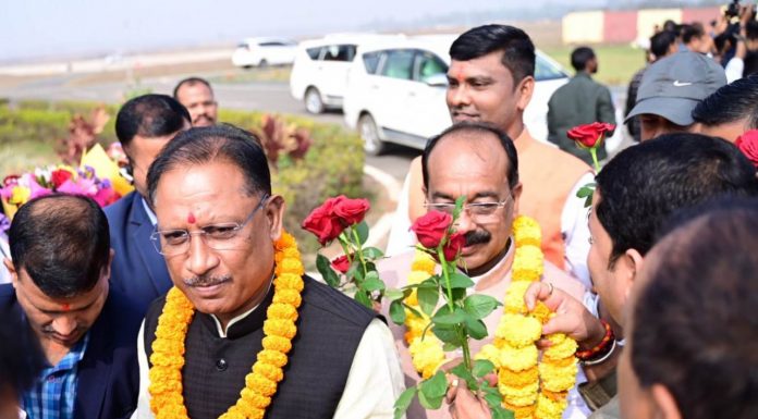 मुख्यमंत्री विष्णुदेव साय पहुंचे अंबिकापुर, जनप्रतिनिधियों एवं अधिकारियों ने किया स्वागत