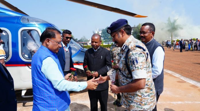 मुख्यमंत्री विष्णु देव साय का नारायणपुर हेलीपैड में जनप्रतिनिधियों एवं अधिकारियों ने किया आत्मीय स्वागत