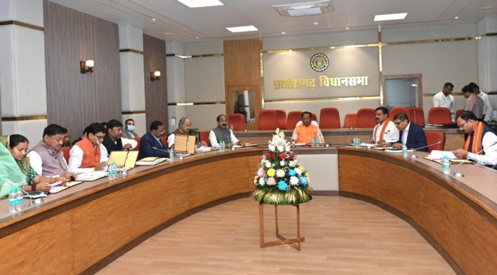 मुख्यमंत्री विष्णु देव साय की अध्यक्षता में आज यहां विधानसभा परिसर स्थित मुख्य समिति कक्ष में मंत्रिपरिषद की बैठक आयोजित हुई।