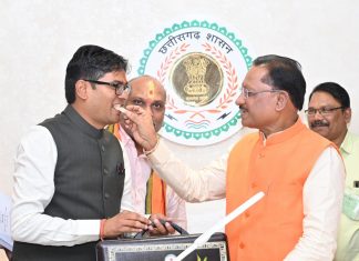 मुख्यमंत्री ने छत्तीसगढ़ के अमृत काल के नींव का बजट पेश करने पर वित्त मंत्री का मुंह मीठा कराया