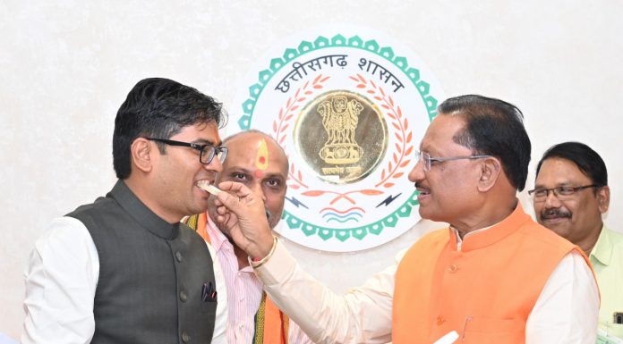 मुख्यमंत्री ने छत्तीसगढ़ के अमृत काल के नींव का बजट पेश करने पर वित्त मंत्री का मुंह मीठा कराया