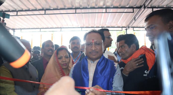 मुख्यमंत्री विष्णु देव साय ने धर्मपत्नी के साथ गृहग्राम बगिया के मुख्यमंत्री कैंप कार्यालय का किया शुभारंभ