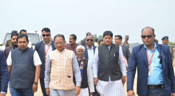 मुख्यमंत्री विष्णुदेव साय पहुंचे कंडोर, कुनकुरी हेलीपैड