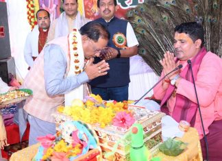 मुख्यमंत्री विष्णुदेव साय ग्राम लोधमा में आयोजित श्रीमद भागवत ज्ञान यज्ञ सप्ताह में शामिल हुए