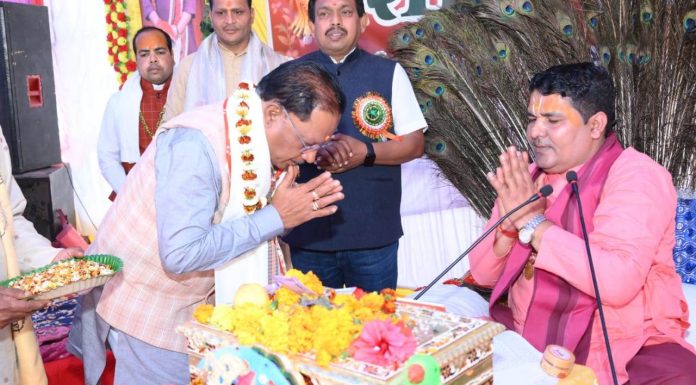 मुख्यमंत्री विष्णुदेव साय ग्राम लोधमा में आयोजित श्रीमद भागवत ज्ञान यज्ञ सप्ताह में शामिल हुए