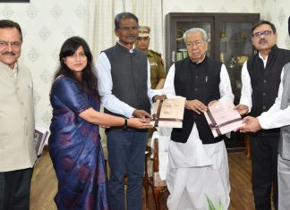 राज्यपाल हरिचंदन को राज्य वित्त आयोग के अध्यक्ष सरजियस मिंज ने आयोग का प्रतिवेदन सौंपा