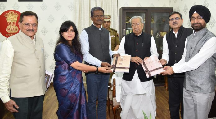 राज्यपाल हरिचंदन को राज्य वित्त आयोग के अध्यक्ष सरजियस मिंज ने आयोग का प्रतिवेदन सौंपा