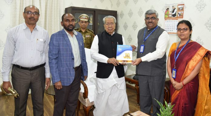 राज्यपाल को छत्तीसगढ़ राज्य ग्रामीण बैंक के अध्यक्ष ने सौंपा वार्षिक प्रतिवेदन