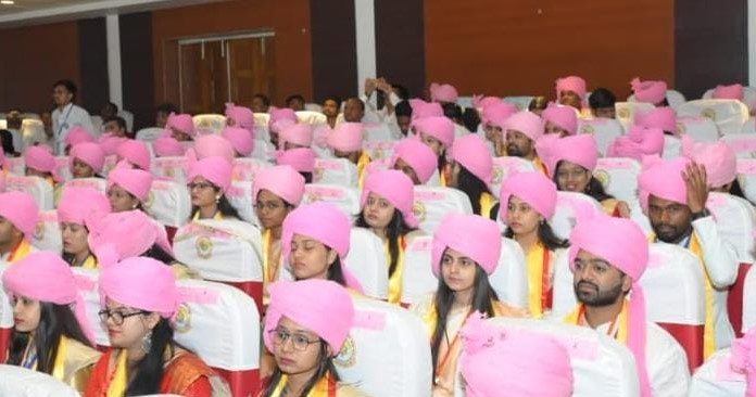 विद्यार्थियों को सामाजिक सरोकारों से जुड़े विषयों पर शोध करना चाहिए: राज्यपाल हरिचंदन