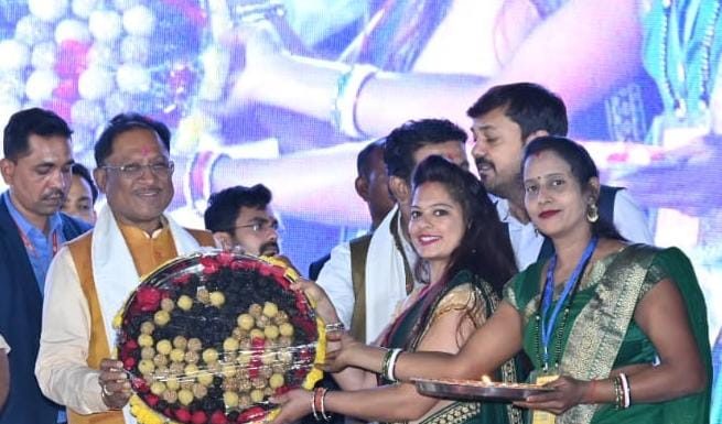 मुख्यमंत्री विष्णुदेव साय को महिला स्व सहायता समूह की बहनों ने दिया जन्मदिन पर अनोखा तोहफा