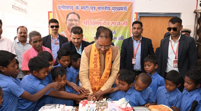 बच्चों के साथ केक काटकर जन्मदिन मनाया मुख्यमंत्री ने