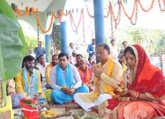 जन्मदिन के अवसर पर मुख्यमंत्री विष्णु देव साय की धर्मपत्नी कौशल्या देवी साय ने आरती कर उन्हें जन्मदिन की शुभकामनाएं दीं