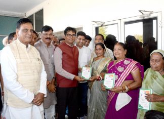 वित्त मंत्री ओ पी चौधरी ने सार्वजनिक वितरण प्रणाली के तहत नवीन राशनकार्ड का किया वितरण
