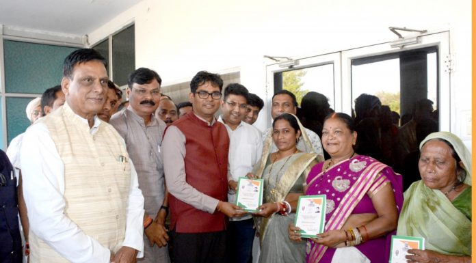 वित्त मंत्री ओ पी चौधरी ने सार्वजनिक वितरण प्रणाली के तहत नवीन राशनकार्ड का किया वितरण