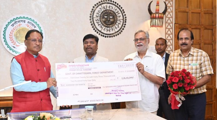 मुख्यमंत्री विष्णु देव साय को वन मंत्री ने वन विकास निगम की लाभांश राशि 2.26 करोड़ रूपए का चेक सौंपा