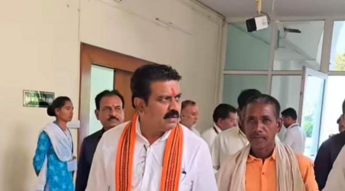 कबीरधाम जिले के ग्राम बदना के विशेष पिछड़ी जनजाति बैगाओं ने पहली बार देखी विधानसभा सदन की कार्यवाही