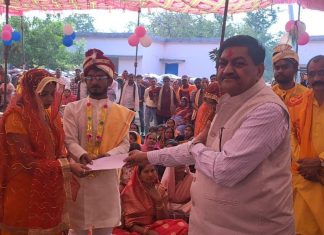 खाद्य मंत्री श्री बघेल ने नवविवाहित जोड़ों को दिया आशीर्वाद