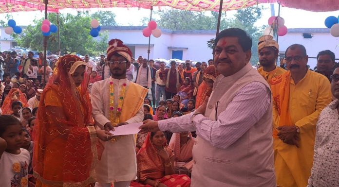 खाद्य मंत्री श्री बघेल ने नवविवाहित जोड़ों को दिया आशीर्वाद
