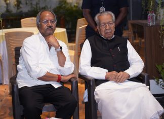 राज्यपाल हरिचंदन ने श्री अग्रवाल की माताजी को पुष्पांजलि अर्पित की