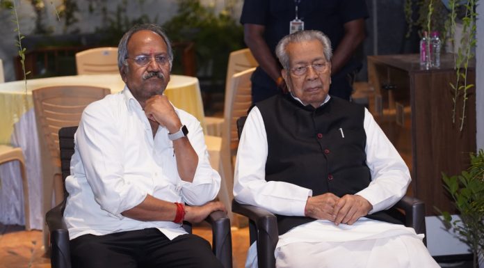 राज्यपाल हरिचंदन ने श्री अग्रवाल की माताजी को पुष्पांजलि अर्पित की