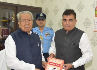 राज्यपाल हरिचंदन से राज्य सूचना आयुक्त त्रिवेदी ने सौजन्य भेंट की