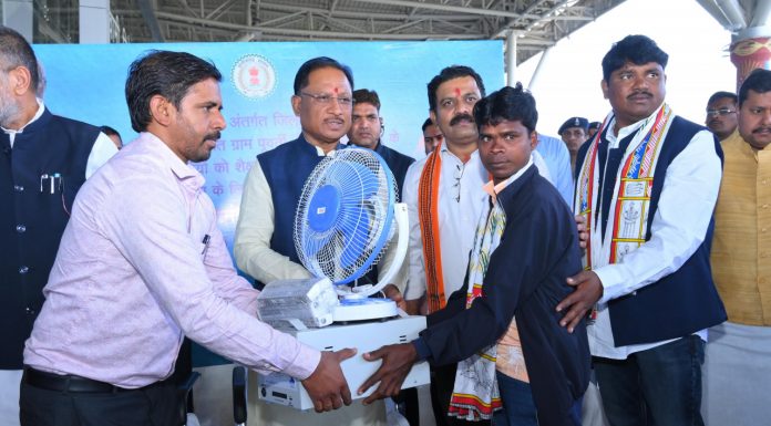 सोलर होमलाइट से कोंटा के दूरस्थ गांवों के बच्चों में फैलेगा शिक्षा का उजियारा