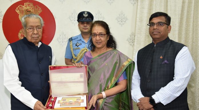 राज्यपाल हरिचंदन से मुख्य पोस्टमास्टर जनरल ने सौजन्य मुलाकात की