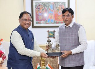 छत्तीसगढ़ के मुख्यमंत्री विष्णुदेव साय ने आज नई दिल्ली में केन्द्रीय स्वास्थ्य मंत्री मनसुख मांडविया से सौजन्य मुलाकात की