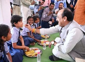 न्योता भोज में शामिल हुए उप मुख्यमंत्री अरुण साव और स्वास्थ्य मंत्री श्याम बिहारी जायसवाल