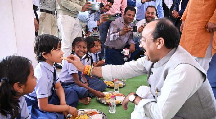 न्योता भोज में शामिल हुए उप मुख्यमंत्री अरुण साव और स्वास्थ्य मंत्री श्याम बिहारी जायसवाल