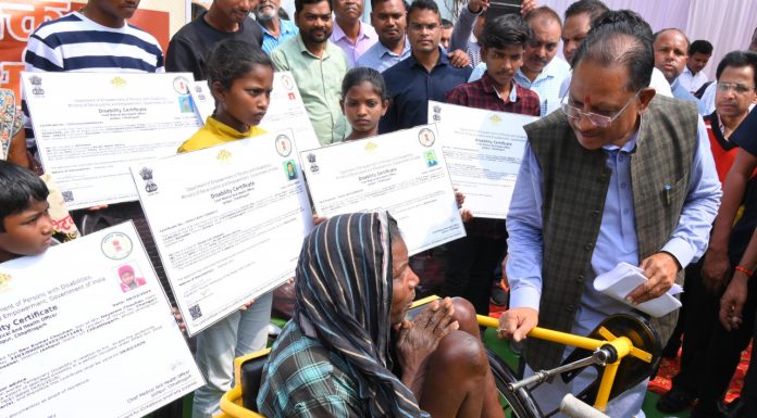 सशक्त जशपुर के अंतर्गत मुख्यमंत्री विष्णुदेव साय ने सामग्री का किया वितरण