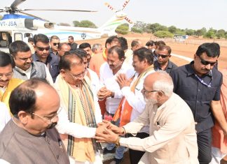 मुख्यमंत्री विष्णु देव साय के भिलाई हेलीपैड पहुंचने पर जनप्रतिनिधियों और नागरिकों ने किया आत्मीय स्वागत