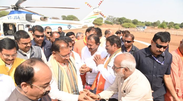 मुख्यमंत्री विष्णु देव साय के भिलाई हेलीपैड पहुंचने पर जनप्रतिनिधियों और नागरिकों ने किया आत्मीय स्वागत