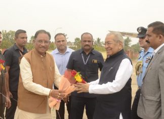 राज्यपाल और मुख्यमंत्री का एयरपोर्ट में किया गया आत्मीय स्वागत