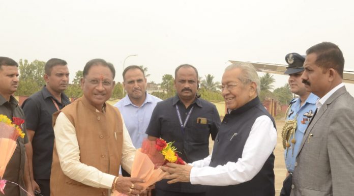 राज्यपाल और मुख्यमंत्री का एयरपोर्ट में किया गया आत्मीय स्वागत