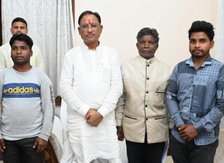 जाने का किराया रखे हो ?-मुख्यमंत्री ने पहुना पहुंचे कोरवा आदिवासियों से बड़ी आत्मीयता से पूछा, फिर अपनी जेब से निकाल कर दिया यात्रा खर्च