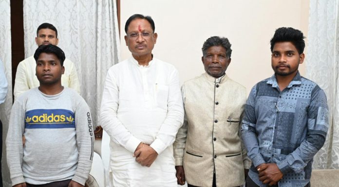 जाने का किराया रखे हो ?-मुख्यमंत्री ने पहुना पहुंचे कोरवा आदिवासियों से बड़ी आत्मीयता से पूछा, फिर अपनी जेब से निकाल कर दिया यात्रा खर्च