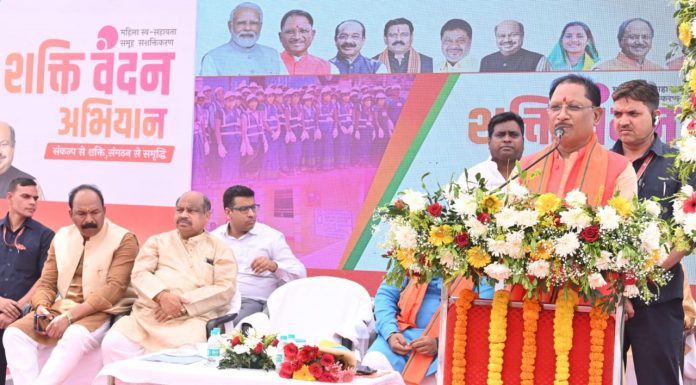 मुख्यमंत्री विष्णु देव साय राजधानी रायपुर के शंकर नगर स्थित दुर्गा मैदान में आयोजित शक्ति वंदन अभियान में शामिल हुए