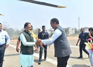 कारली हेलीपैड में जनप्रतिनिधियों और अधिकारियों ने मुख्यमंत्री विष्णु देव साय का किया आत्मीय स्वागत