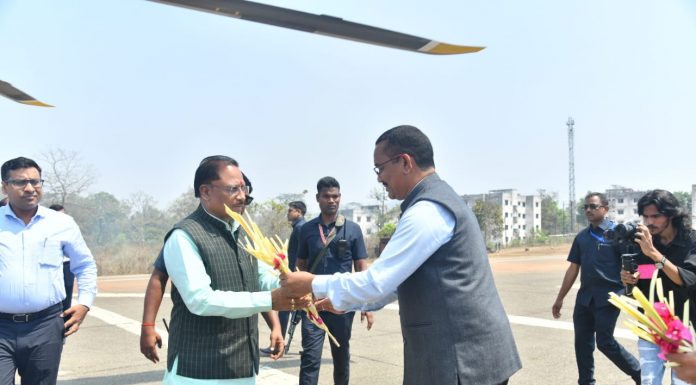 कारली हेलीपैड में जनप्रतिनिधियों और अधिकारियों ने मुख्यमंत्री विष्णु देव साय का किया आत्मीय स्वागत