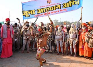 महाशिवरात्रि पर संगम में डुबकी लगाने उमड़ी श्रद्धालुओं की भीड़