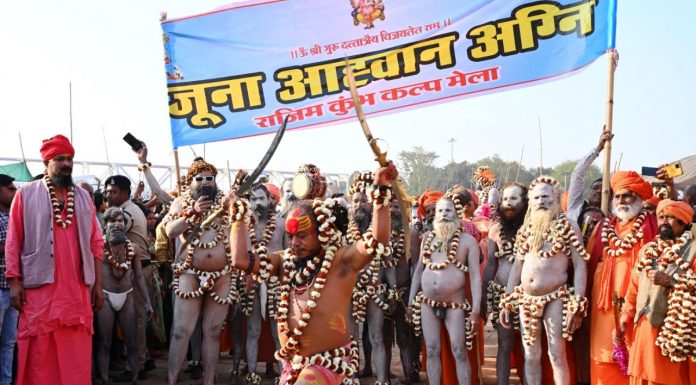 महाशिवरात्रि पर संगम में डुबकी लगाने उमड़ी श्रद्धालुओं की भीड़