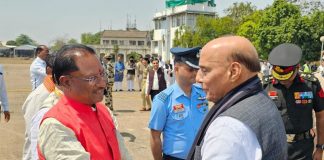 केंद्रीय रक्षा मंत्री राजनाथ सिंह के आज राजधानी रायपुर के स्वामी विवेकानंद एयरपोर्ट माना पहुंचने पर मुख्यमंत्री विष्णुदेव साय ने किया आत्मीय स्वागत