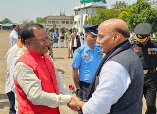 केंद्रीय रक्षा मंत्री राजनाथ सिंह के आज राजधानी रायपुर के स्वामी विवेकानंद एयरपोर्ट माना पहुंचने पर मुख्यमंत्री विष्णुदेव साय ने किया आत्मीय स्वागत
