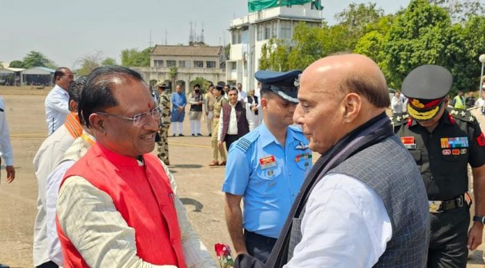 केंद्रीय रक्षा मंत्री राजनाथ सिंह के आज राजधानी रायपुर के स्वामी विवेकानंद एयरपोर्ट माना पहुंचने पर मुख्यमंत्री विष्णुदेव साय ने किया आत्मीय स्वागत